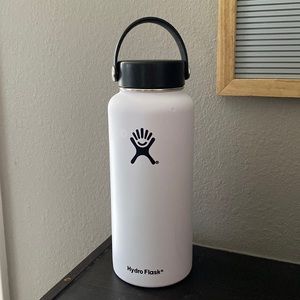 32oz white hydro flask. never used. good condition.